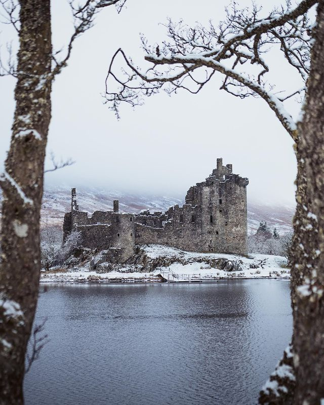 An iconic #Scottish castle with a touch of snow - ye just cannae beat it! 😍❄️ 📍 Kilchurn Castle, Wild About Argyll 📷 Instagram.com/coiacreative ************* More than 1000 Happy Travellers use the Free Digital Copy of the ULTIMATE SCOTLAND TRAVEL GUIDE - Do