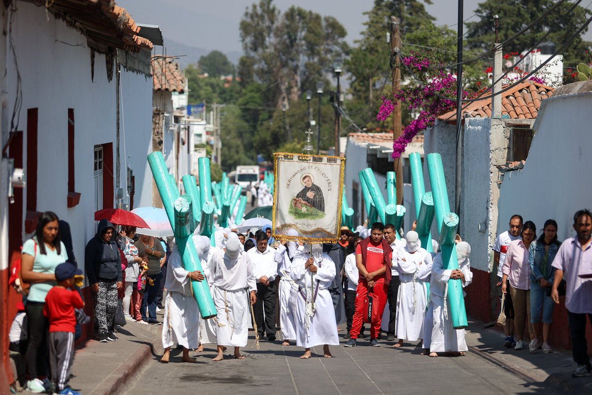 agencia_24mm's tweet image. 📍Temascalcingo, Estado de México.28/03/2024.-

Desde 1902, la #HermandaddelosCrucíferos recorre las calles del barrio de la #Cabecera en #Temascalcingo, en los Días Santos para expiar pecados y pagar mandas. Se trata de un acto de fe y devoción que ha perdurado de generación en