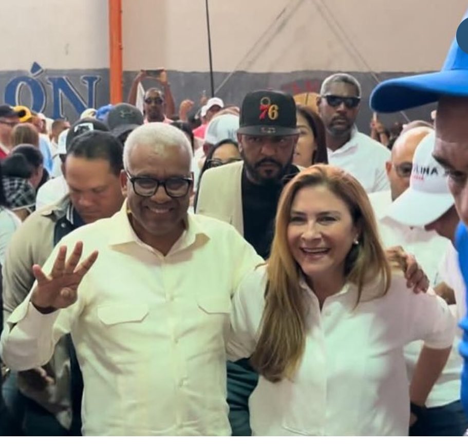 Felicito en su cumpleaños, a mi compañera, amiga, secretaria General del P.R.M. y excelente Alcaldesa del D.N., CAROLINA MEJÍA. Que Dios la siga bendiciendo, durante larga vida y encaminándola, con pasos firmes, hacia sus grandes metas personales, sociales y políticas.