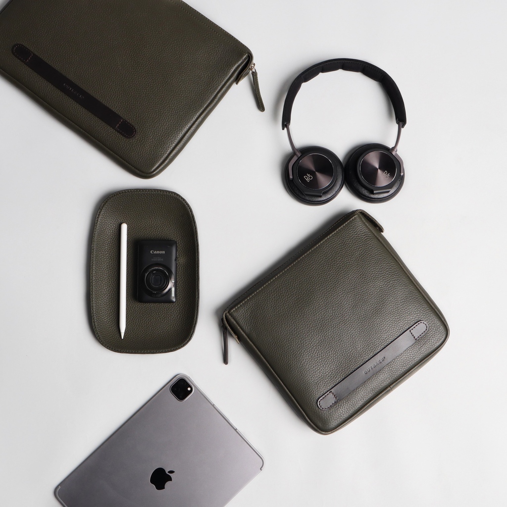 A trio of leather delights - the Kent laptop sleeve, Tokyo tray, and Kent headphone case, add sophistication to your everyday carry. 

#outbackworld #outbackobsessed #gooutmuch #leather #luxe #luxury #deskaccessories #corporate #gift #corporategifts