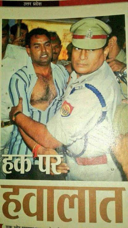 He is DSP Shailender Singh being dragged. He who took head-on with Mukhtar Ansari. He was harassed and humiliated by Mulayam Yadav. Those were the days of Mafiaraj in UP.

This was the condition of a DSP. You can think of commonars.