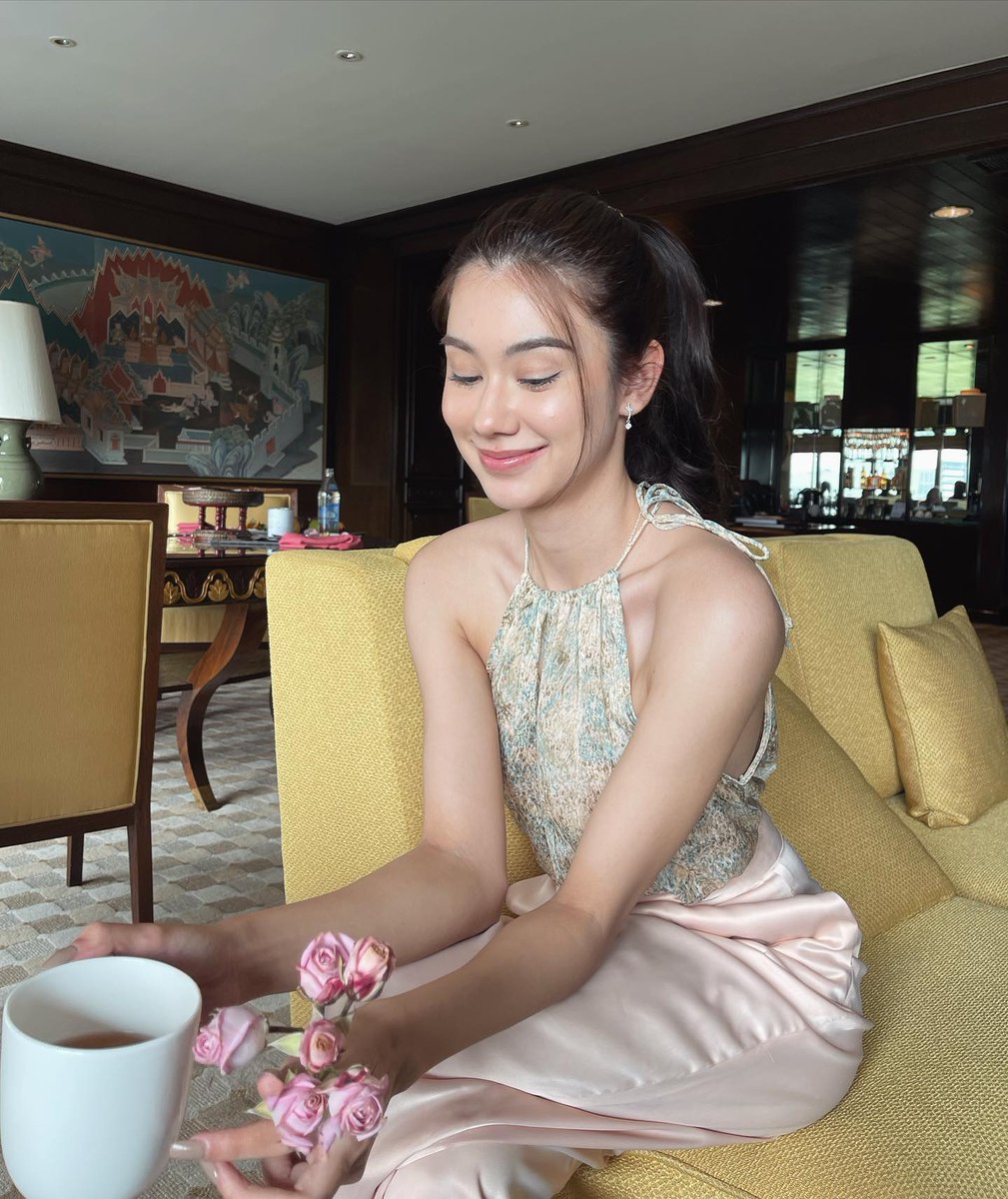 Web676's tweet image. "Dressed in a stunning gown, she awaits dinner with elegance and grace, a vision of beauty that illuminates the evening. #DinnerAwaiting #ElegantEnchantment #GlamourInGown"