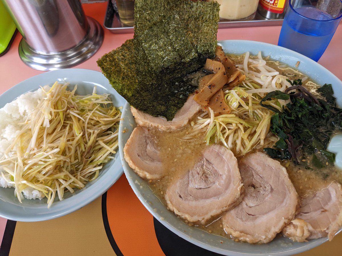 全国展開されてるラーメンショップ(一部店舗がない県もある)の地元県内で数店舗ある中で1番美味しいって言われてるお店のネギチャーシュー麺とネギ丼

個人的にラーメンショップのネギ和えが好きすぎてラーメンショップ以外でネギラーメン系はまず頼まない

#ゆずラー会