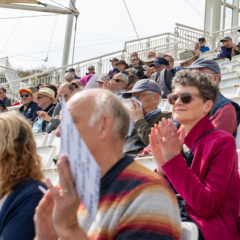 hantscricket's tweet photo. Over 300 runs ✅
Sunny day ✅
The chance to make inroads tomorrow ✅

A fantastic first home day of the season, with over 2️⃣,0️⃣0️⃣0️⃣ in to support the 🌹 &amp; 👑

🎟️ Get your tickets ⤵️
