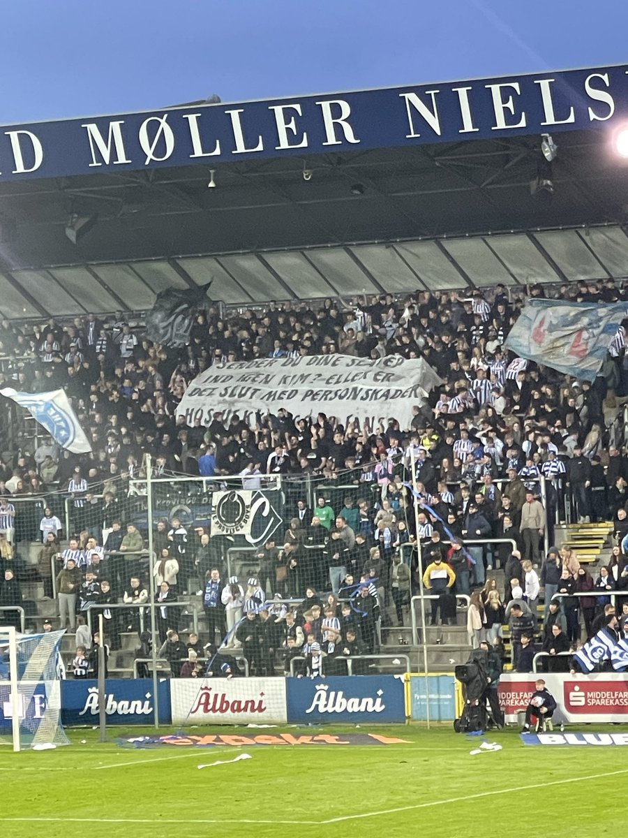 “Sender du dine slaver ind igen, Kim? Eller er det slut med personskader hos uskyldige OB-fans”.
God lir fra tribunen 😂
#obdk #sldk #obvff