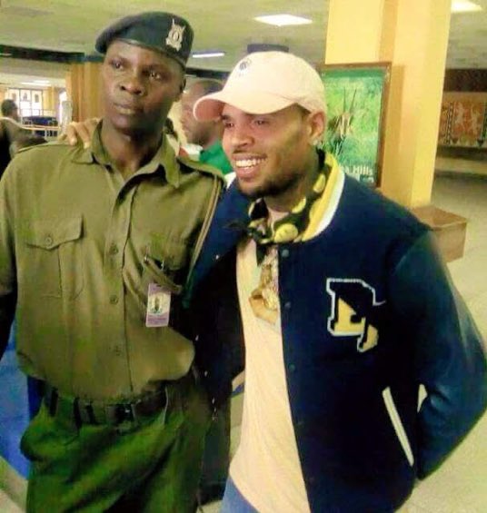 Nakumbuka kuna dem alilengwa na chris brown alafu he went ahead to take a photo with this man😭😭😭😭😭😭