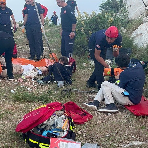 Antalya'da teleferik kabininin düşmesi sonucu 1 kişi hayatını kaybetti. Taban kısmı düşen kabindeki 8 kişi metrelerce yükseklikten yere düştü.