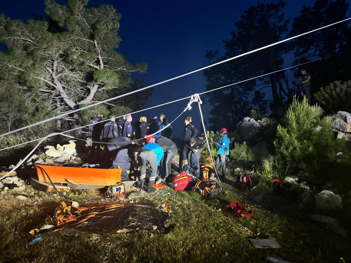 Antalya-Tünektepe'de 8 Kişilik teleferik kabininde 8 kişi var ve taşıyıcı direkten kopan parça kabinin altını parçalıyor, tabanı düşen kabindeki yolcular aşağıya düşüyor. 1)Teleferik taşıyıcı direğinden parça nasıl kopar yahut direk nasıl devrilir? 2)Parçalanan taban komple nasıl…