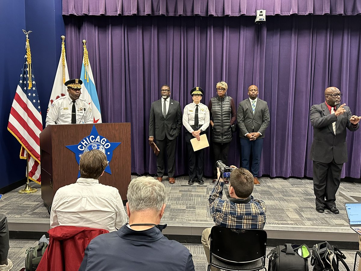 Superintendent Larry Snelling, Chief of Detectives Antoinette Ursitti, Mayor Brandon Johnson @ChicagosMayor, and Ald. Pat Dowell @AldPatDowell3rd discuss the strategy to address and prevent robberies throughout the city. #ChicagoPolice facebook.com/share/v/WYzxUR…
