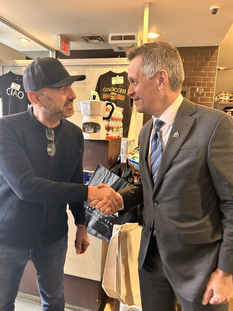 Whenever I’m in the ByWard Market I love stopping at @BottegaNicastro, a great local family business. Great to hear they are doing well after a car crashed into their window last month. Chaque fois que je me trouve au marché By, j'aime m'arrêter à @BottegaNicastro, une belle