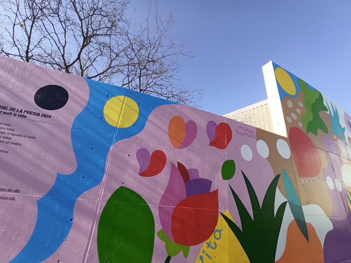 sehortaguinardo's tweet photo. La @bibmrodoreda inaugura el mural creat per Mina Hamada amb estudiants de l'@INSTPamies i de l'@insjoanbrossa i inspirat en el poema "M'he estimat molt la vida" de Vicent Andrés Estellés 📝👥🌀🖌
#DMP24 @AnyEstelles @b_murals @bcn_hg @bcncultura https://t.co/jHhUG19Emh