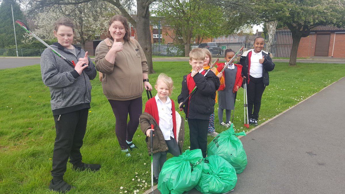 3 families plus an extra couple of willing adults set off on our litter pick this afternoon. Despite our small numbers we collected 6 bags of litter from the streets of Kingshurst. We'll done everyone! @colebridgetrust @LoveSolihull #kingshurst #familyhub #familyhubs #litterpick