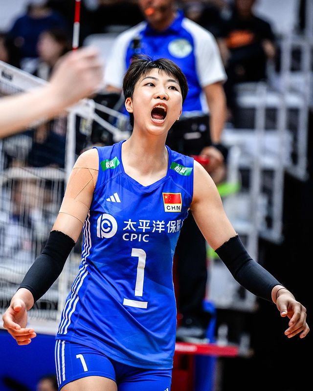Temmzvolley's tweet photo. Vakıfbank, uzun yıllardır orta mevkisinde güvenilir yabancı bir oyuncuya sahip olan bir takım

2011-2014    🇩🇪Christiane Fürst
2014-2021    🇷🇸Milena Rasic
2021-2024   🇺🇸Chiaka Ogbogu

📌Sizce 🇨🇳Yuan Xinyue bu yeni orta olabilir mi? https://t.co/zKK5WN24kI