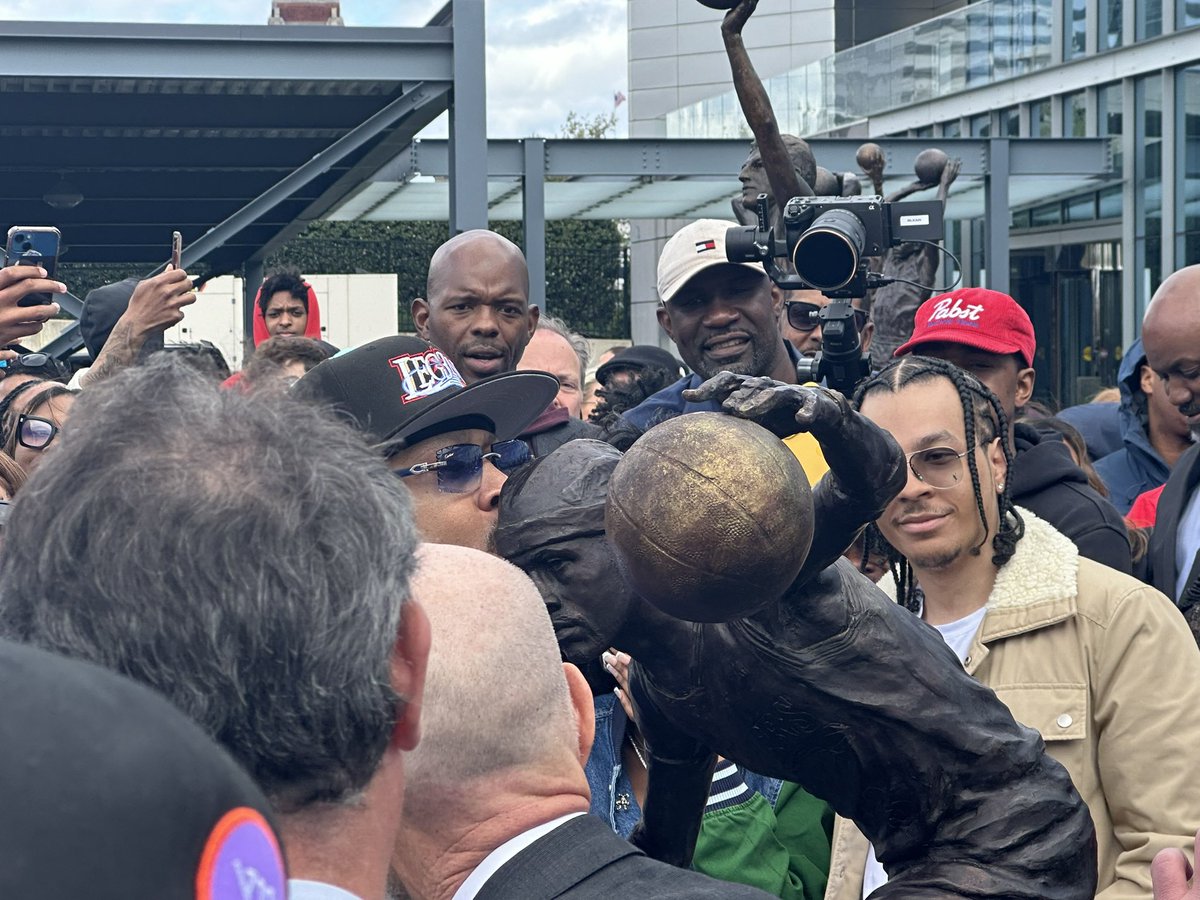 Allen Iverson kisses his sculpture. It’s the crossover.