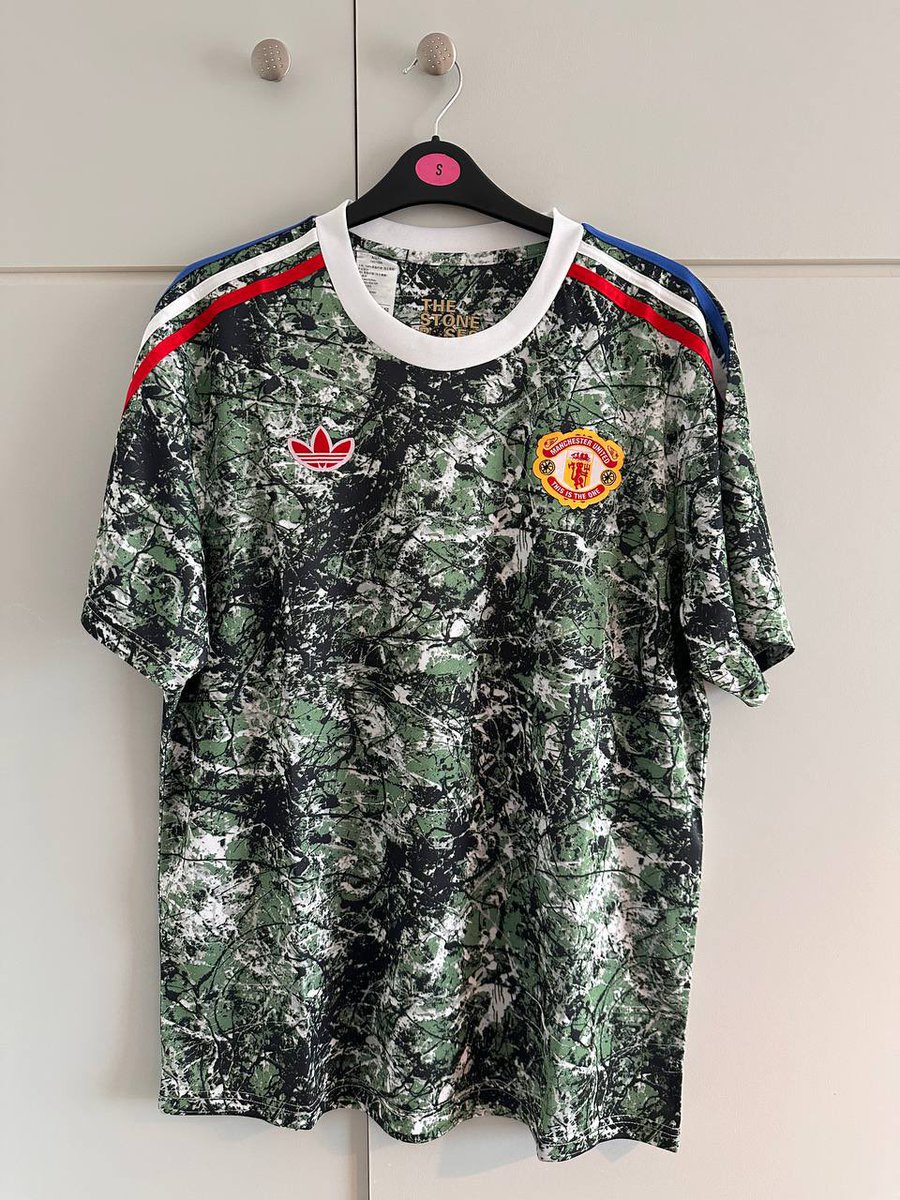 🚨 GIVEAWAY 🚨 To Have The Chance Of Winning This Stunning Stone Roses X United Shirt Courtesy Of Footkithub.com Simply… Follow Us @Glazeroutjersey ✅ Retweet This Tweet 🔁 Winner Announced Tomorrow Evening, Good Luck 🤞🏼