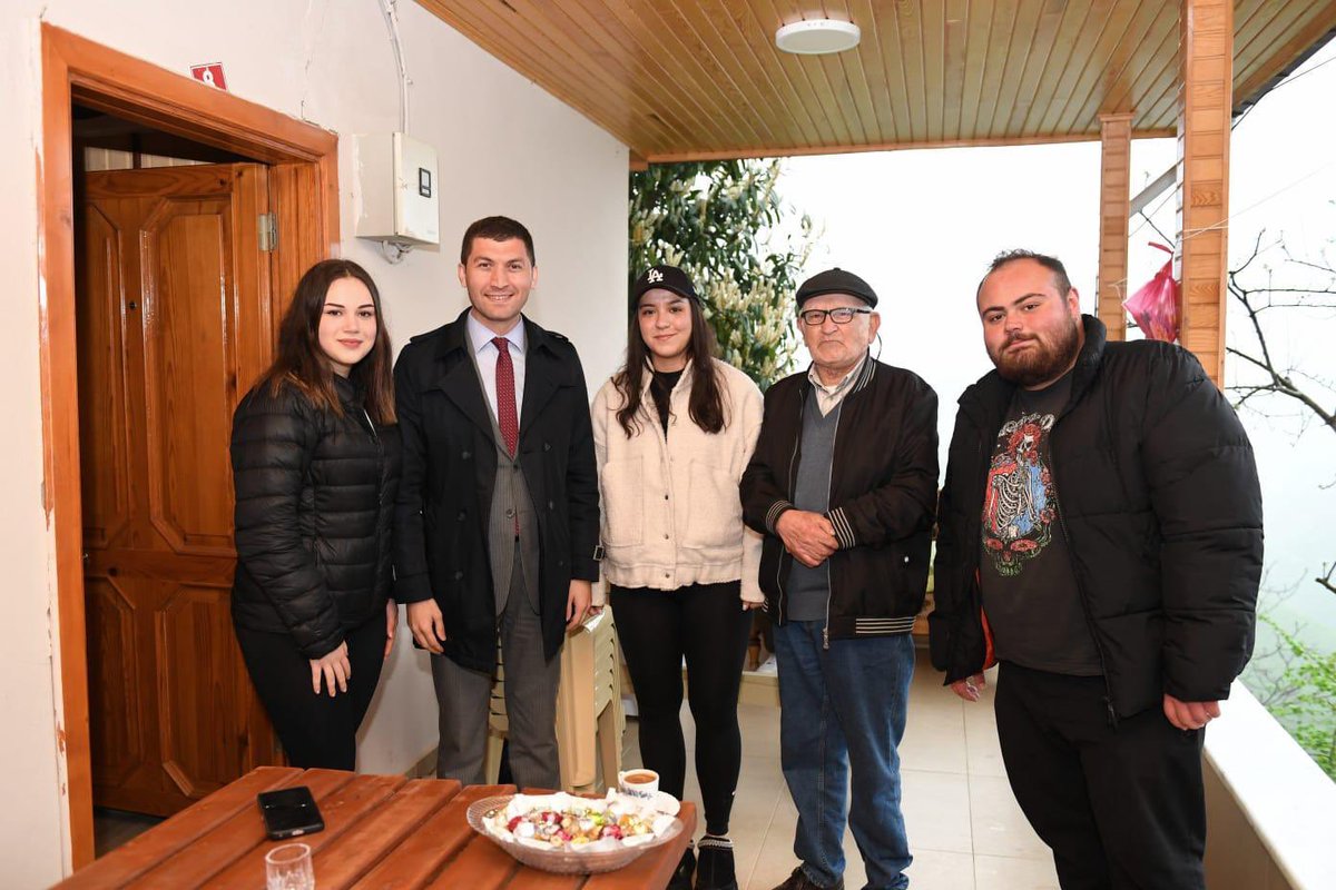 Hürriyet mahallemizde gerçekleştirdiğimiz halk bayramlaşmasının ardından dünyalar tatlısı Efe Baran Şensoy kardeşimizi evinde ziyaret ettik. Yorgunluk kahvemizi yudumlarken keyifli de bir sohbet gerçekleştirdik. Kendisiyle bugün tanıştık ama ömür boyu sürecek bir dostluğumuz…