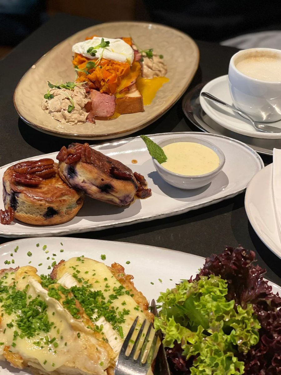 Feasting like royalty in London with Pumpkin Egg Benedict, blueberry pancakes, and croissant omelets – because every meal should be an experience! 👑🍽️