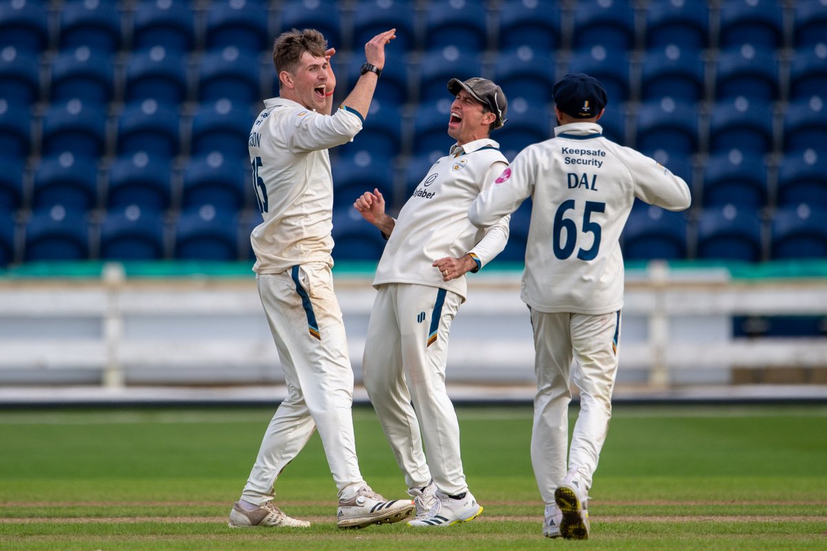 Griffstat 'Seventh Heaven' Alex Thomson @waynemadders77 and @AnujDal with plenty to be happy about at Cardiff this evening where Thomson took seven for 65 for @DerbyshireCCC