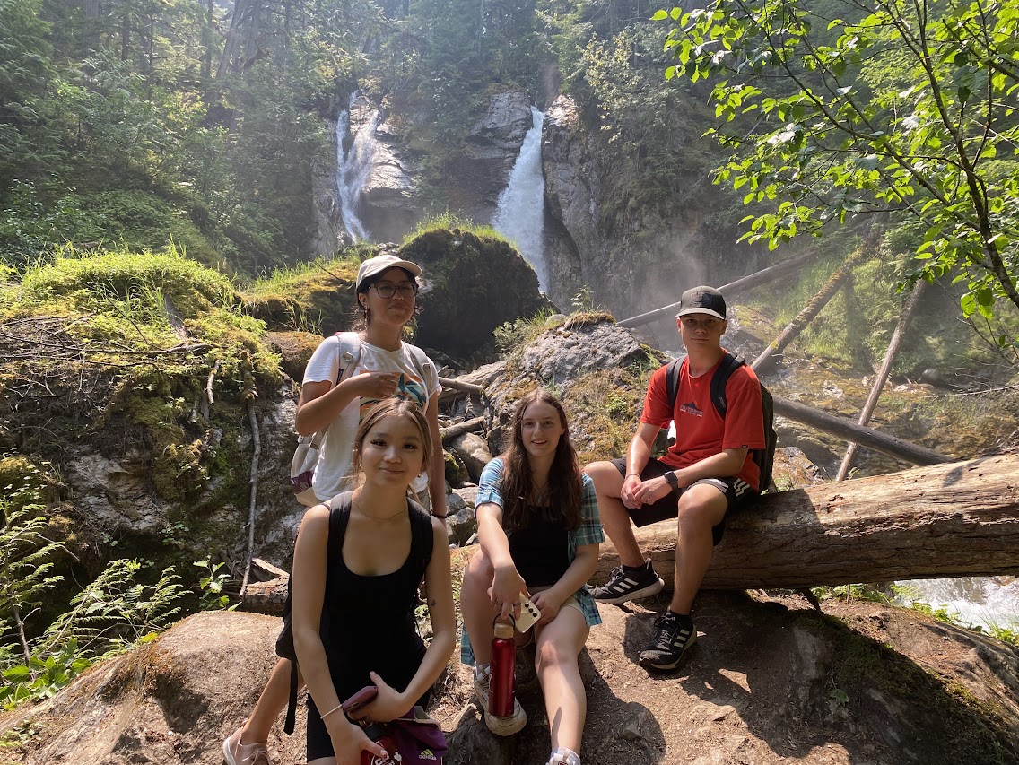 YMCAExchanges's tweet photo. Quelle est votre partie préférée de la randonnée? Voici un #SWSERewind de notre cohorte de Kamloops 2023 profitant d'une randonnée en groupe à Revelstoke lors de notre dernier échange estival. Visitez https://t.co/6QgF3bErQp https://t.co/qmBQjlbwpw