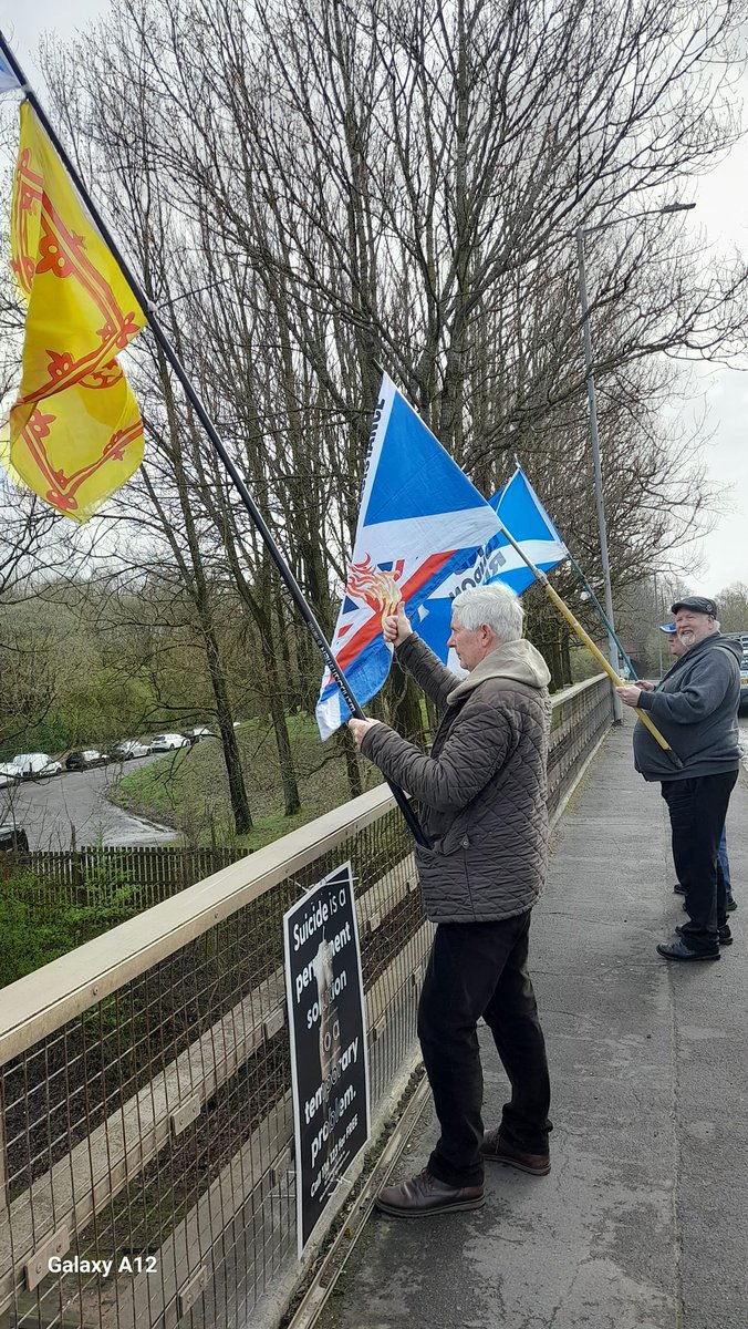 The Kilmarnock bridge wallopers have obviously had a telling from Polis Abla not to fix their flags to the bridges. 🤣