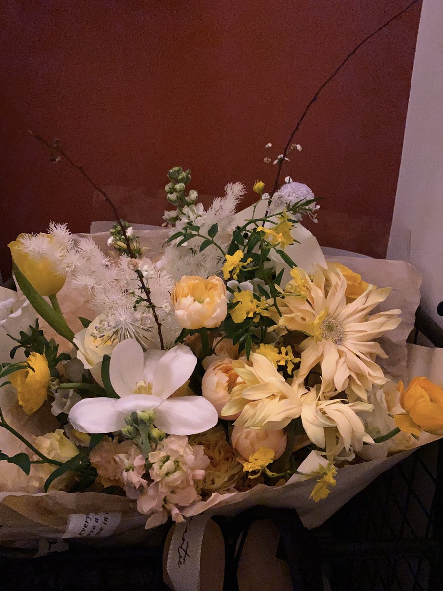 mimo44631225's tweet photo. 少爷送了一束漂亮花花给我，然后满怀期待在房间躺好准备接受我感动的献身。
脑补口爆后入一系列感人画面，结果我在客厅对着花大拍特拍一个半钟。

男人生气了怎么哄呢🧐 https://t.co/wQ7ebwLJbf