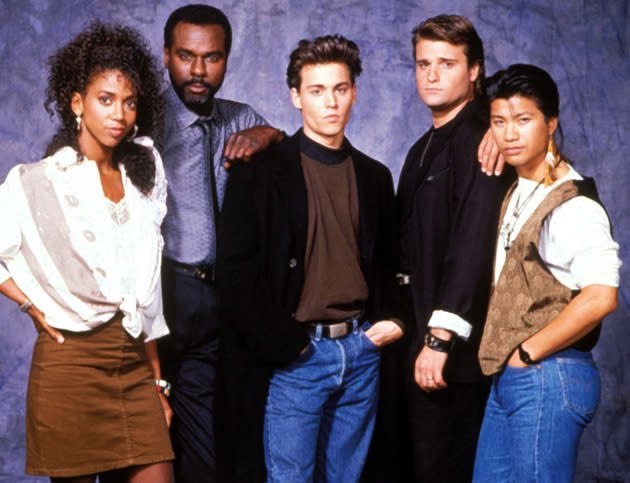 fadul_brun's tweet image. El reparto estuvo conformado por Johnny Depp, Holly Robinson Peete, Steven Williams, Peter DeLuise y Dustin Nguyen. Deed interpretó a Tom Hanson, un personaje que le dio reconocimiento internacional. #21JumpStreet #ComandoEspecial #Series80
