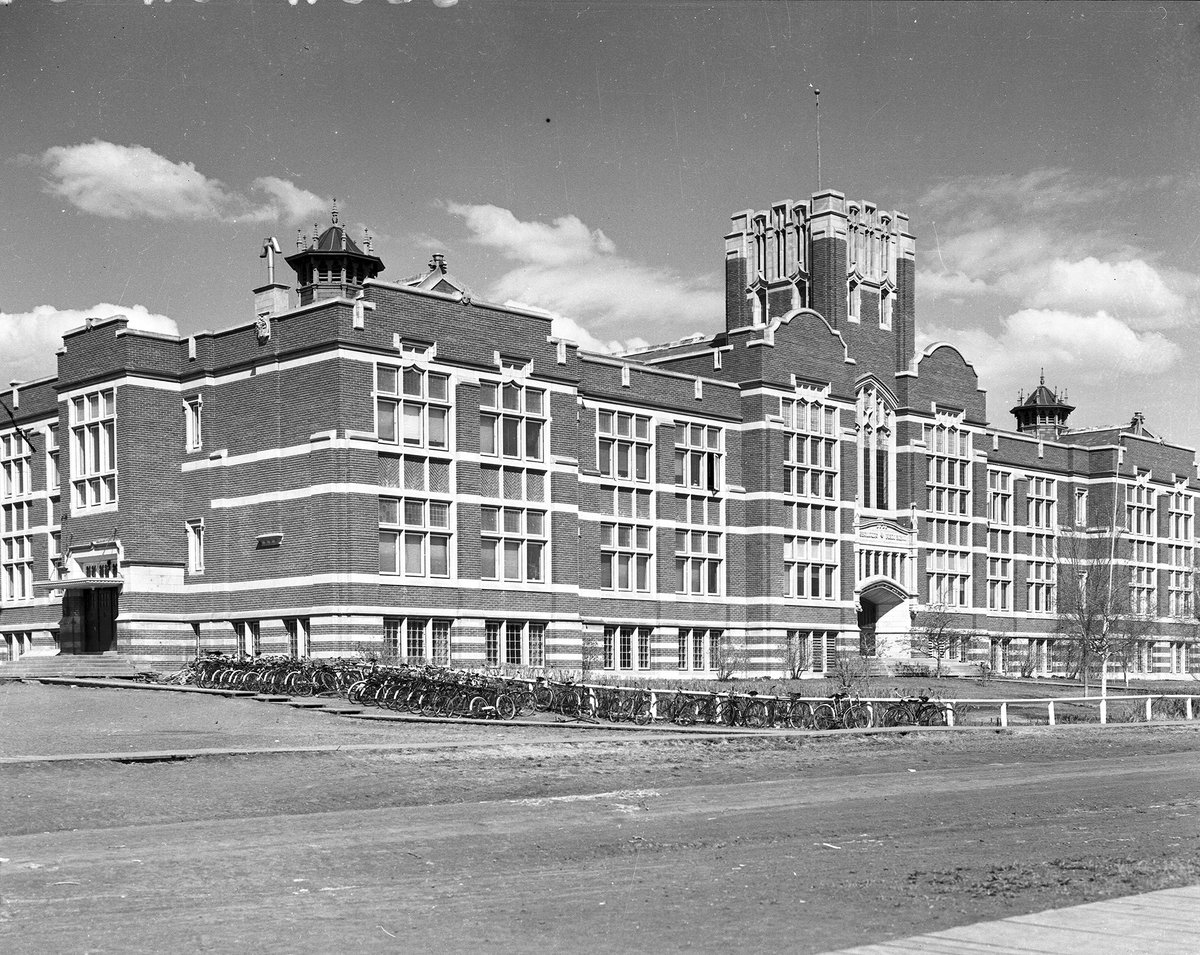 Apr13, 1915 • Westmount School OTD the new 17 classroom school opened at 11125-131 Street. Bricks came from J.B. Little’s Riverdale brickyard & Indiana Bedford stone was shipped from Chicago. Former students include Tommy Banks & former mayor Ivor Dent. 📌#EdmontonWhenAndWhere