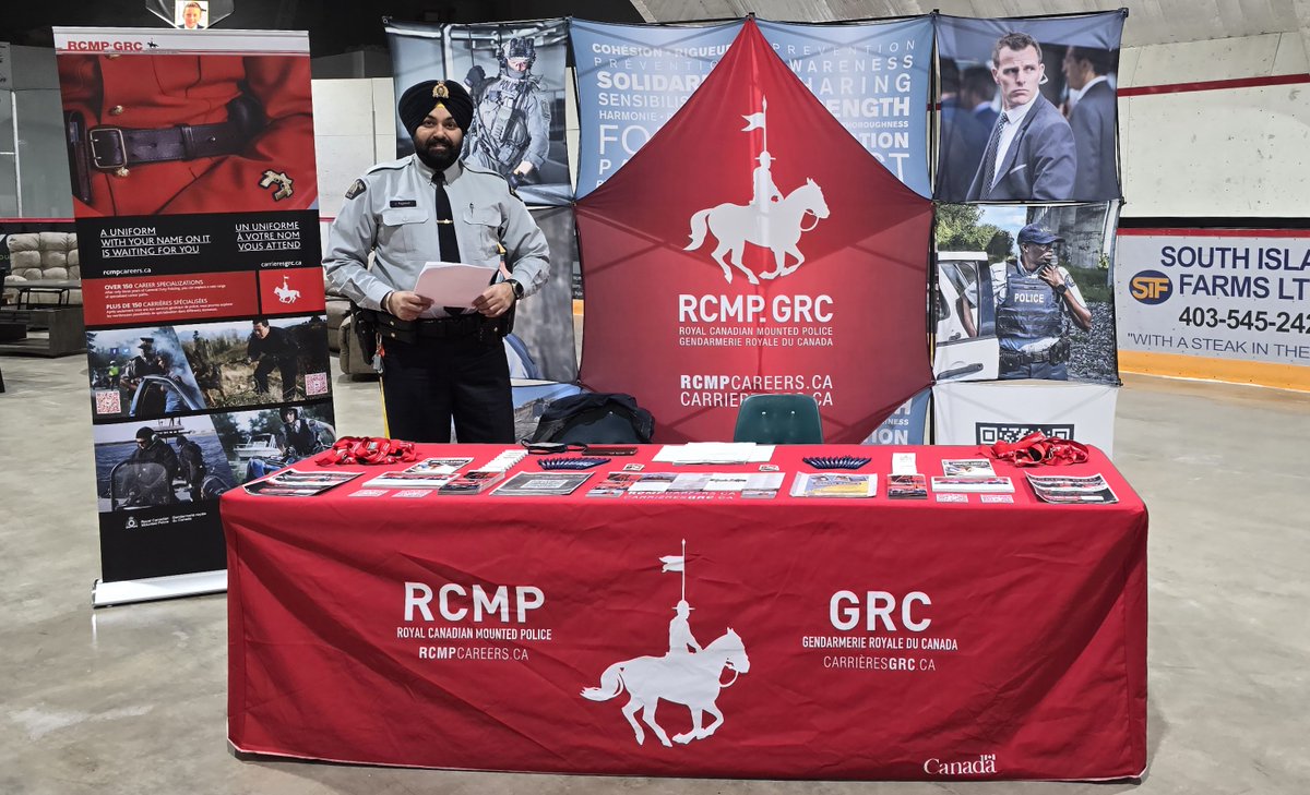 Don't forget to stop by and say hello to our recruiters at the Chamber Tradeshow in #BowIsland's Servus Community Arena! Our officers will be at the RCMP booth until 5 p.m. today.