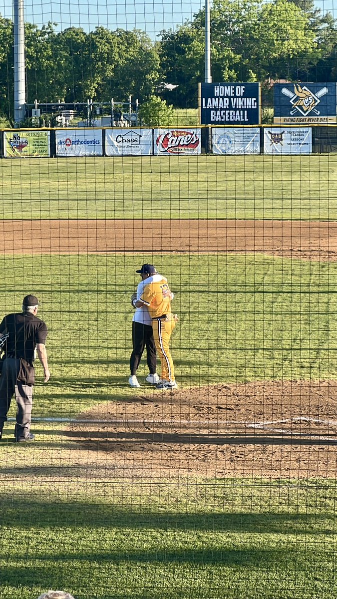 Thanks to @LamarBaseball for the opportunity to throw out the first pitch last night to my favorite catcher, @treykeith23 💙💛