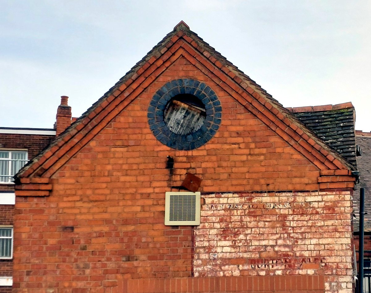 'Back way to Queen's Head'
'Burton Ales'
#Nuneaton #pub 
@ghostsignsuk @ghostsigns @nuneatonmems