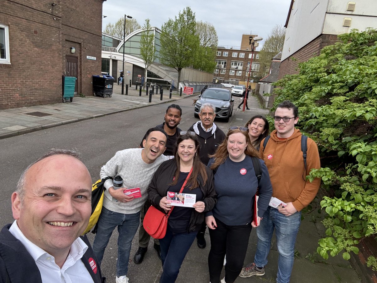 Another ⁦@BOSLabour⁩ ⁦@SouthwarkLabour⁩ team out for ⁦@SadiqKhan⁩ ⁦@LondonLabour⁩ this evening, listening to and helping local people in #SE16