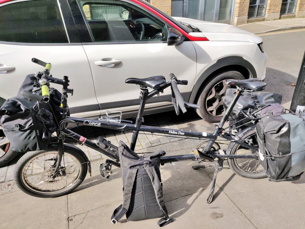 You could use the car in the background to transport yourself and your weekly shop for a family of five... or you could use a more sensible option of a bike with panniers & backpack.
#Quaxing #CarryShitOlympics #BetterByBike
#ThisMachineFightsClimateChange #LondonLovesCycling