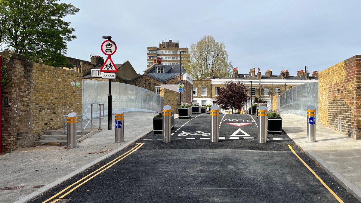 Job done in London ✅ Today we completed our bridge replacement on Kingsbury Road in Dalston - and reopened a key walking and cycling route over the railway The work was delivered with our contractor @MurphyGroup1951 and in partnership with @IslingtonBC and @hackneycouncil 1/5