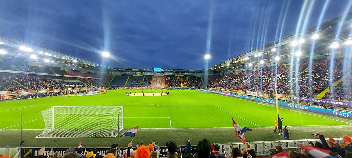 AJBijl's tweet photo. Niet echt een vinck want het was een thuiswedstrijd. Maar wel voor het eerst een wedstrijd van "Oranje" bezocht. De Oranje Leeuwinnen speelden in Breda tegen Noorwegen. Een 1-0 overwinning door een vroeg doelpunt van Beerensteyn. #groundhopping https://t.co/DGpUE8pOHd
