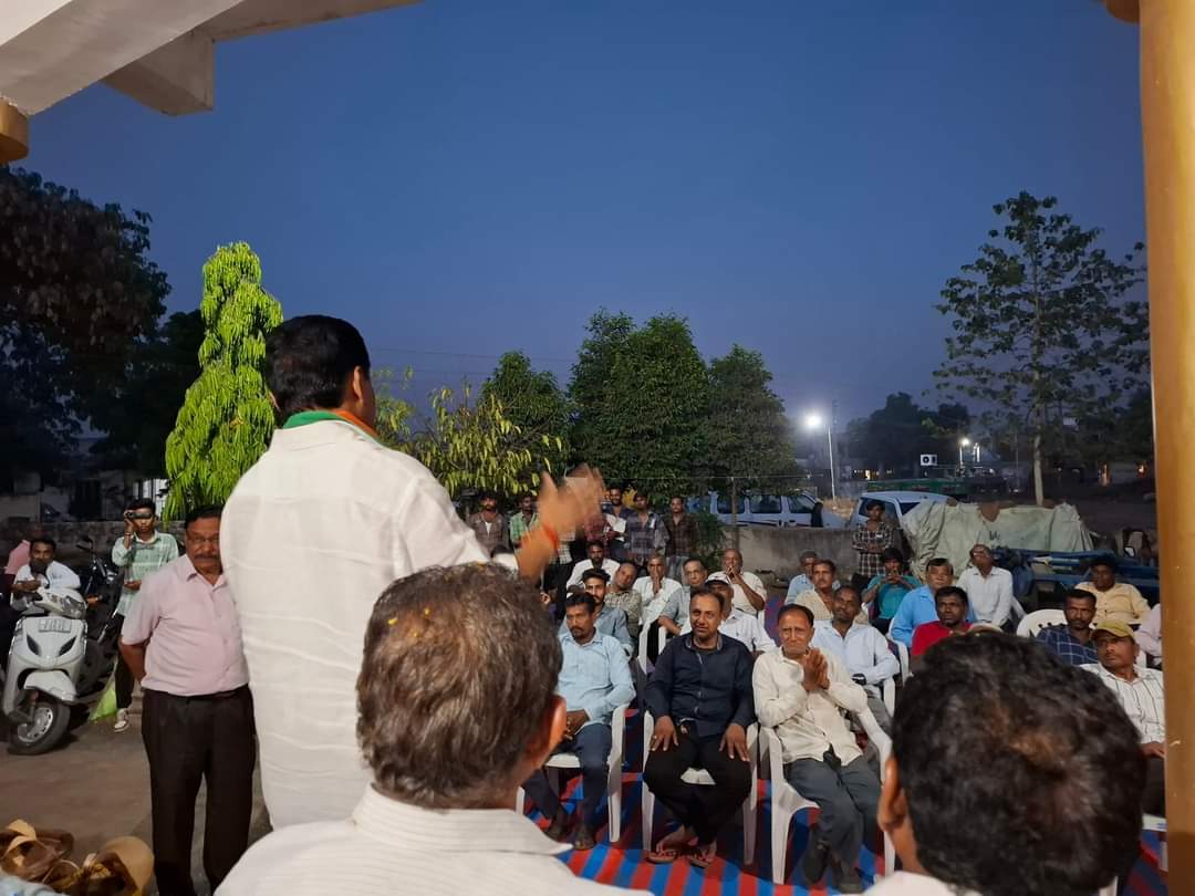 આજ રોજ પુંસરી મુકામે સાબરકાંઠા લોકસભા કોંગ્રેસ પક્ષના ઉમેદવાર શ્રી ર્ડો. તુષારભાઈ ચૌધરી એ પુંસરી મારા નિવાસ સ્થાને ઉપસ્થિત રહી આગેવાનો, ગ્રામજનો સાથે સંવાદ કર્યો...
ઘનશ્યામ ચૌધરી (મુખી)
એડવોકેટ 
પ્રવક્તા ગુજરાત પ્રદેશ કિશાન કોંગ્રેસ સમિતિ.
<a href="/TusharAmarsinh1/">Dr.Tushar Chaudhary</a>