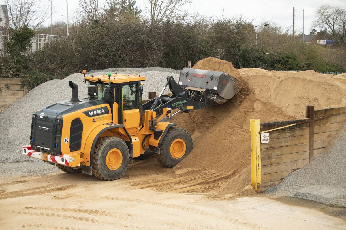 🚜 Aggregate Industries expands fleet with 21 Hyundai Loading Shovels 🚜 🤖 Dive into the acquisition by @AggregateUK of 21 high-spec @HDHyundaiCEE Wheel Loaders that enhance functionality, safety, and efficiency. Learn about the capabilities these enhanced loaders, such as…