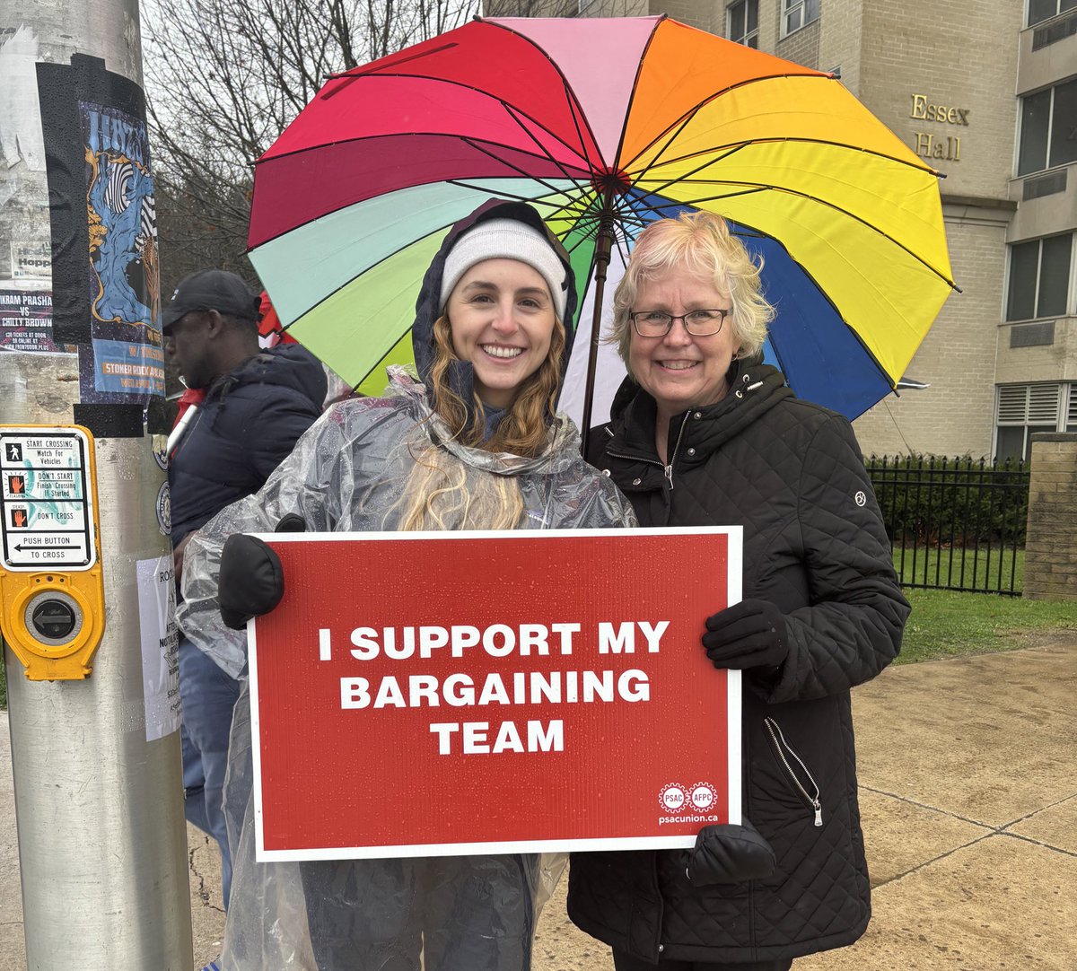 Joined @PSAC610 at Western University in solidarity with teaching assistants. TAs play a huge role in supporting students and keeping universities running. They deserve to be paid fair wages that reflect the rising cost of living. #onpoli #onPSE #FairDealNow #StrikeAtWestern