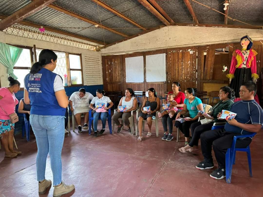 🚨Continuamos desarrollando Escuela de Valores para Padres y Madres en Campuzano-Nindirí, donde también compartimos con los Protagonistas el contenido de la Cartilla ' Familias Unidas para la Paz y la Vida'. #Nicaragua #MásVictoriasMásBienestar #Plomo19