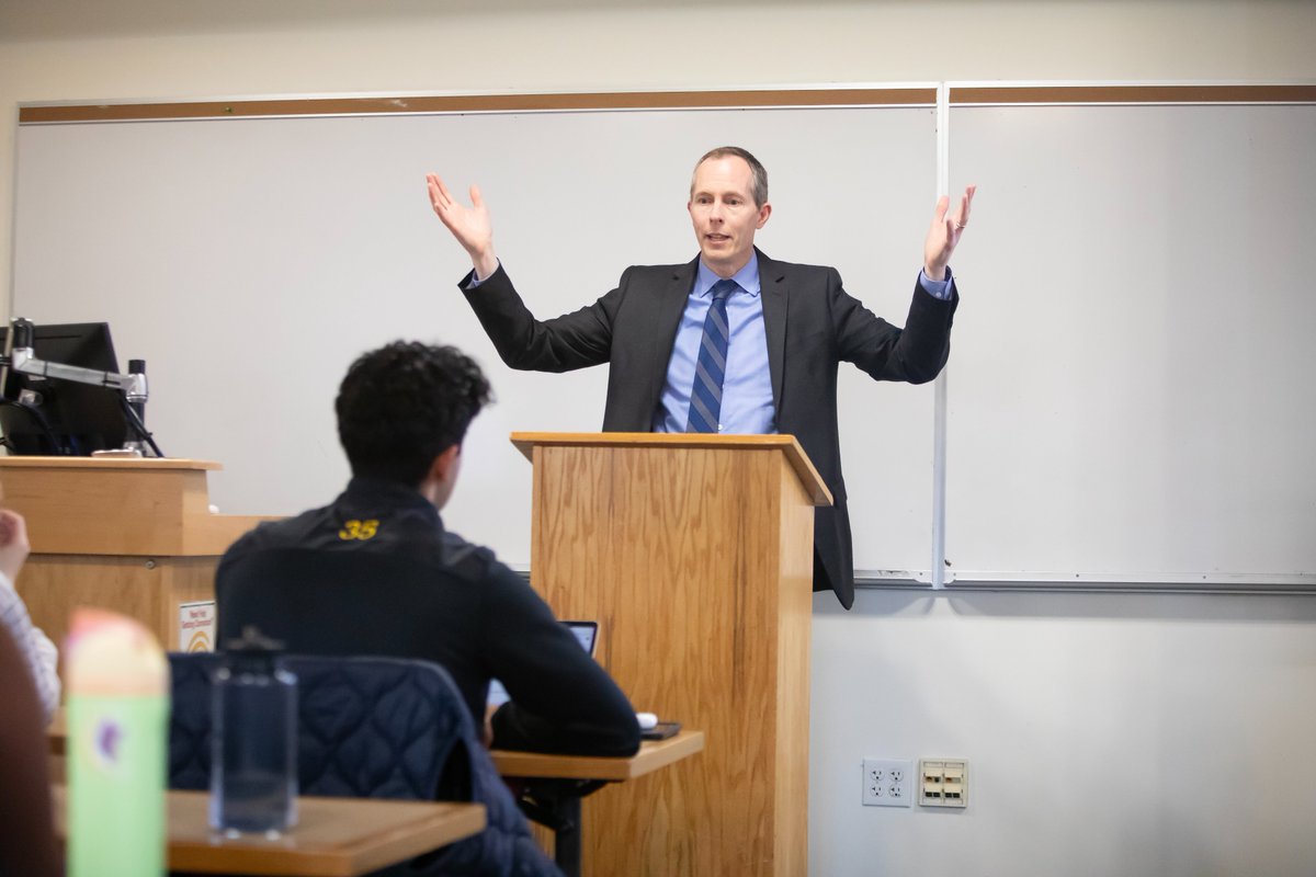 Thank you, @AustinJ_Reports, for stopping by campus yesterday! The longtime state politics reporter gave a presentation and hosted a Q&A in Professor Maria Chavez’s ”State and Local Government” course.