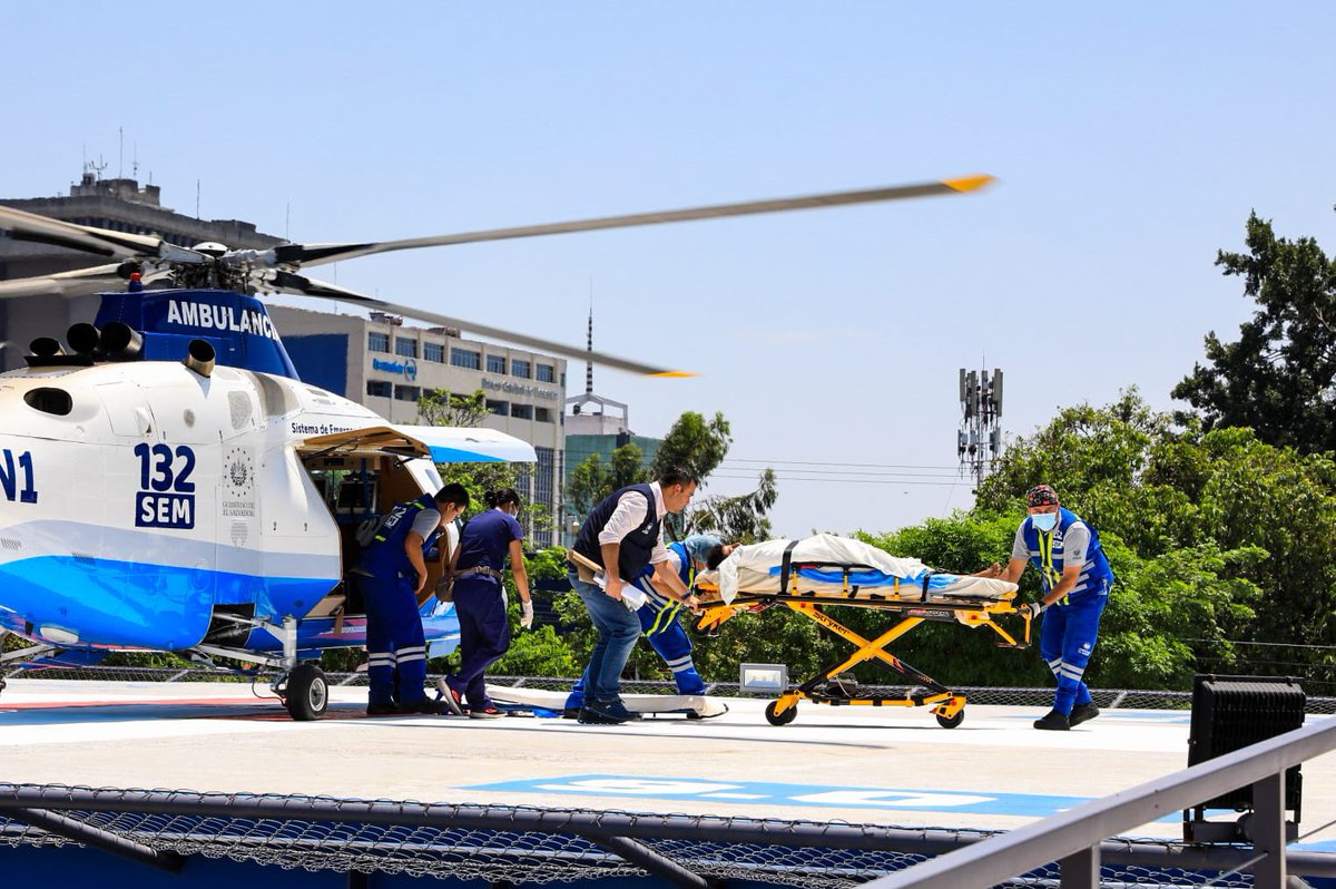 Hemos recibido al paciente desde el Hospital de Usulután, que ha llegado a nuestra base operativa, en San Salvador, gracias a la respuesta oportuna de uno de los helicópteros y el personal capacitado.