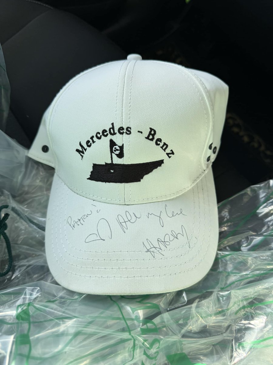 Harry signed a cap for a fan at The Masters yesterday! (via William Mckinley Allen)