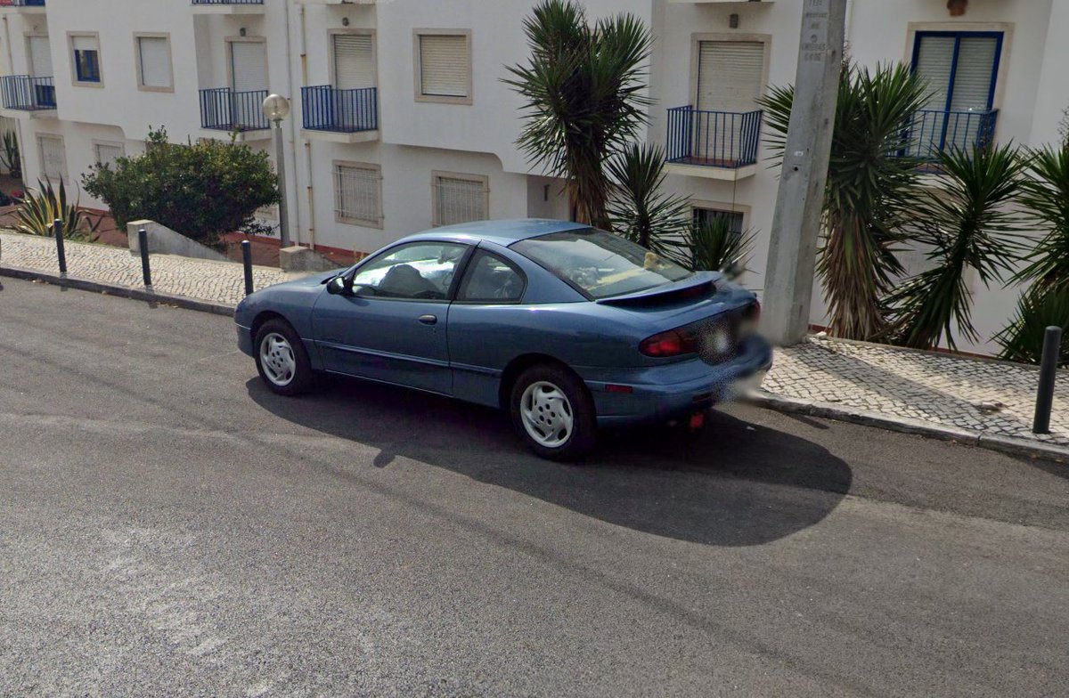 Cars_SV's tweet photo. I found quite a rare machine on European shores! This Pontiac Sunfire is a early model, with the smooth front bumper, and seems to be in quite nice shape in this Portuguese beach town

#SV_Quirky https://t.co/XWPYDsguGm