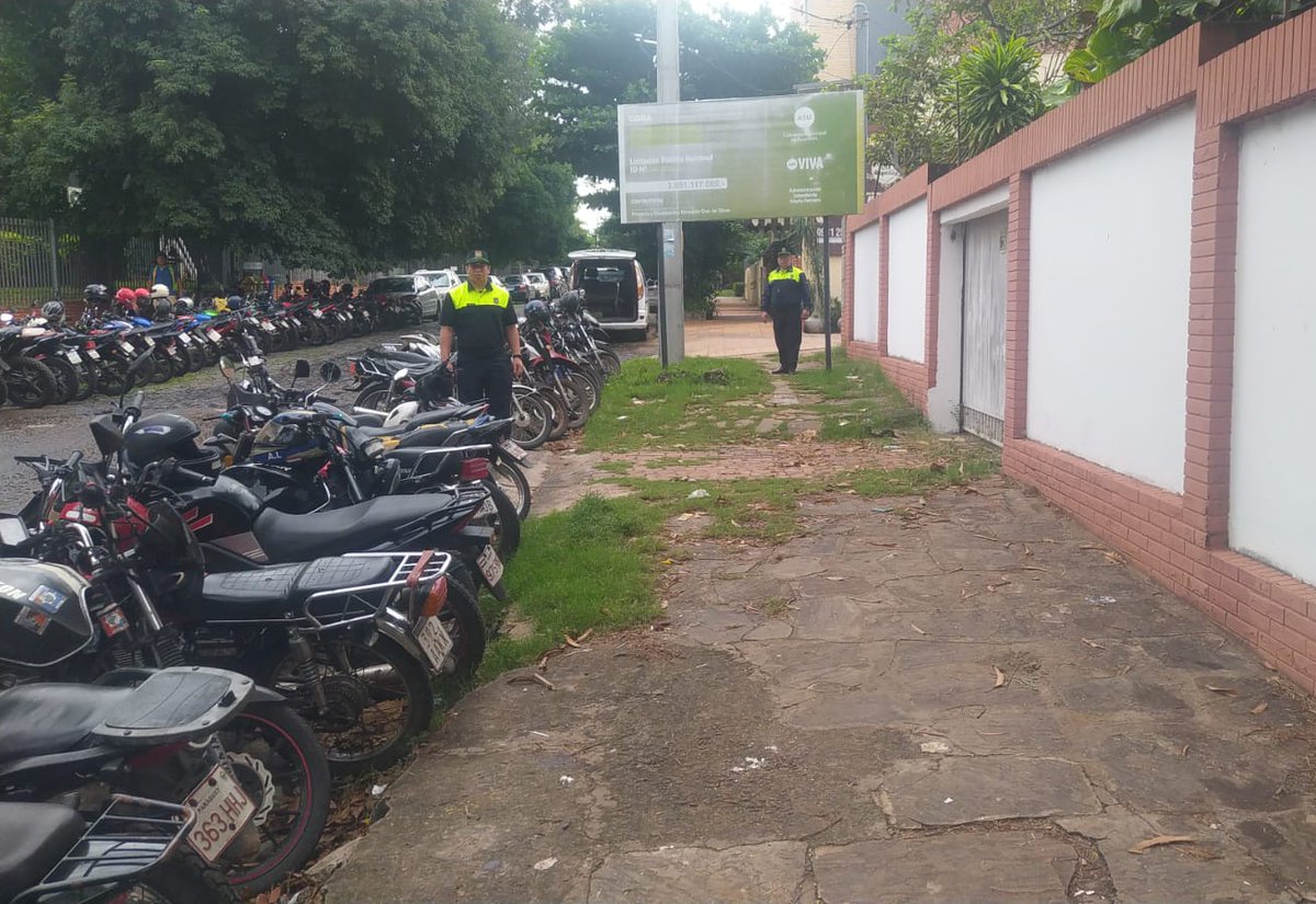 ¡Ni MOTOS, Ni AUTOS! La vereda es para el PEATÓN 🚶 Agentes de la PMT procedieron a DESPEJAR las veredas utilizadas como estacionamiento en la Avda. Dr. Felipe Molas López y Procer Tomas Isasi. #AsuTransito