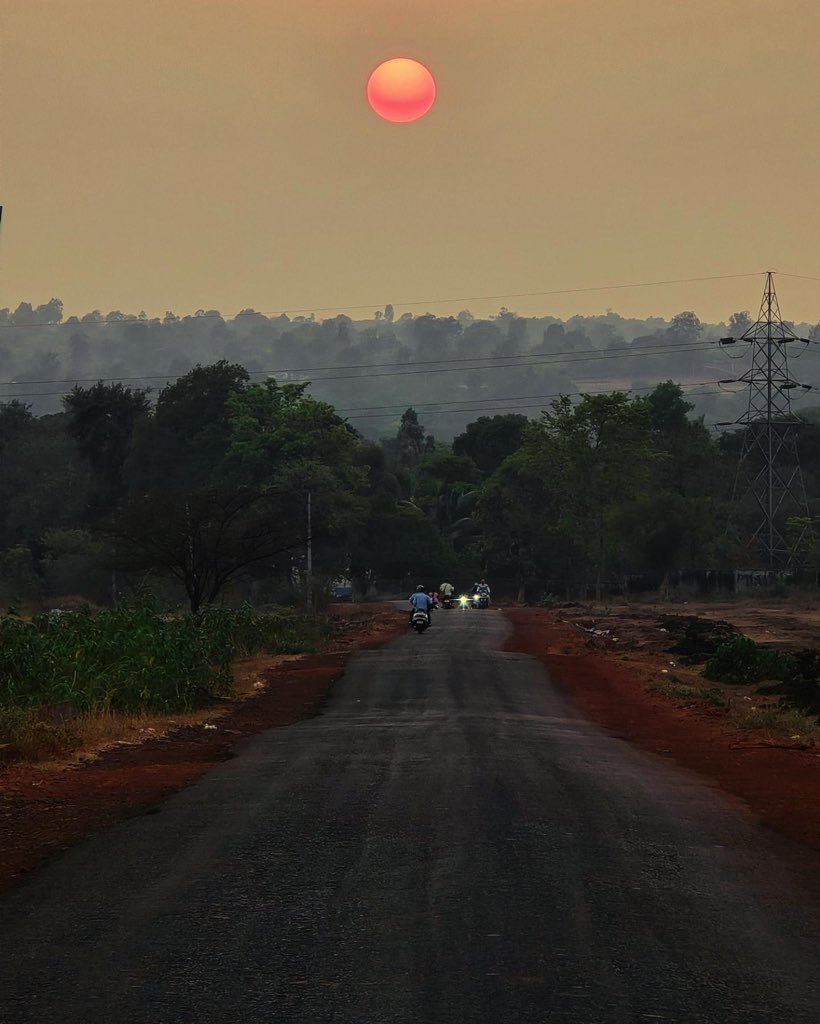 #Mandoli Village one of the beautiful and Nature friendly village near to Belgaum city 💐🤗😇😘

PC @marvelous_belgaum 
#road #sunset #claimit #marvelousbelgaum