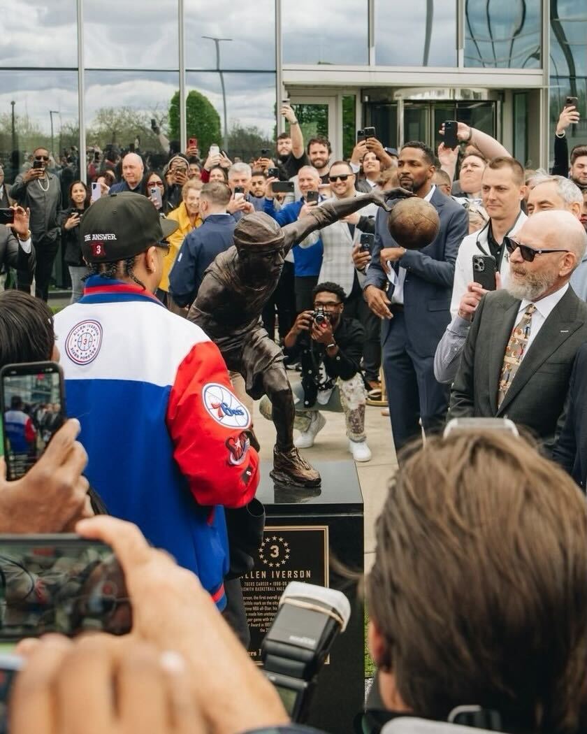 AI gets his Sixers statue unveiled 👏 Thoughts? 👀 (via @sixers)