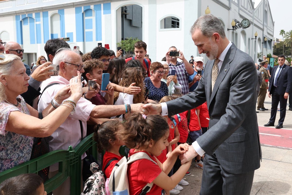 Sin duda, esta foto me rechifla. Una niña pellizca al rey Felipe VI para ver si es real. Un momento divertido que demuestra como los detalles,marcan la diferencia. Atentos a las caras de ambos. #FelipeVI #royals