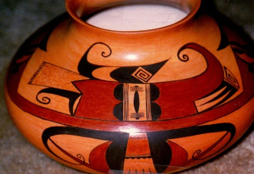 The #FBI's National Stolen Art File includes this beautiful ceramic pot. Created by Dextra Quotskuyva, Style #10 Lange measures 6.5 inches high and 5 inches wide. Report stolen art at tips.fbi.gov. #FindArtFriday