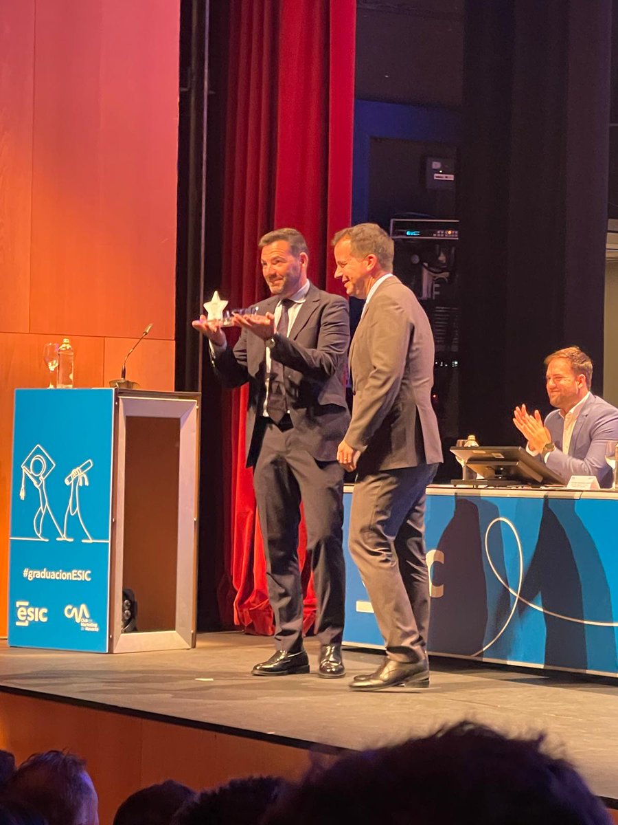 Entrega de los Premios Aster en la categoría de Premio Aster Trayectoria Empresarial a Sergio Beni Solans. Director General de Elaborados Naturales de la Ribera del Ebro 
Entrega: Mikel Irujo Amezaga. Consejero de Industria y Transición Ecológica y Digital de Gobierno de Navarra