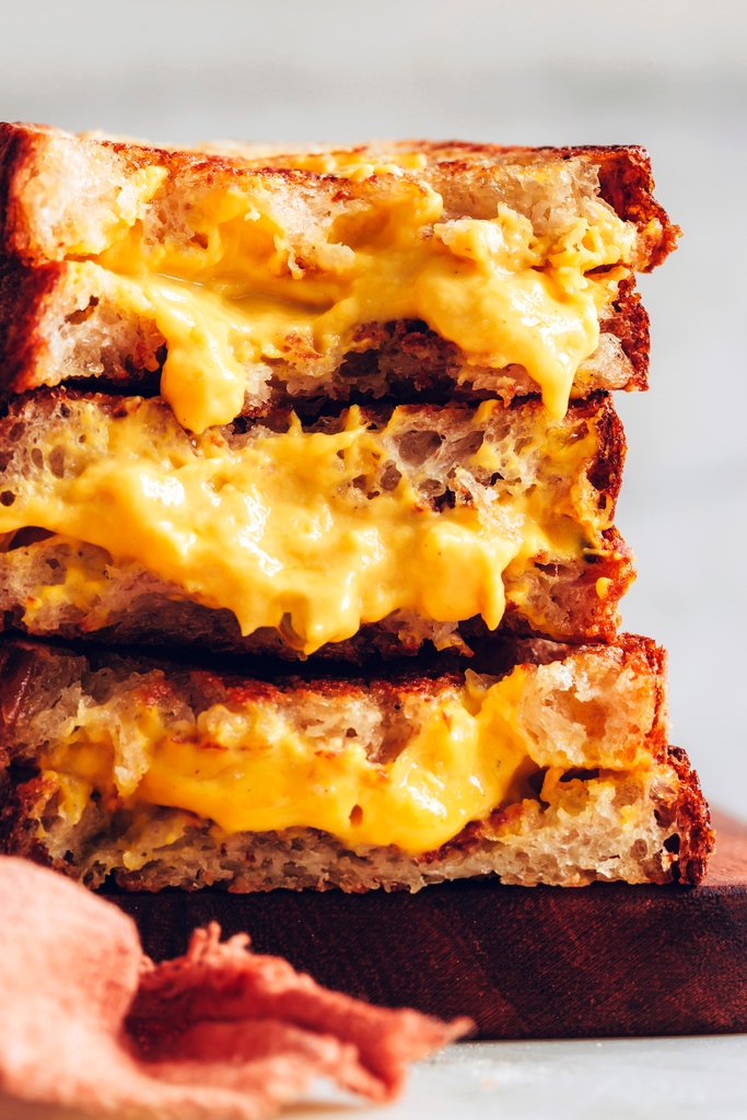 It's National Grilled Cheese Sandwich Day! 🧀🥪 Celebrate with our Vegan Grilled Cheese Sandwich! 🤤 It has thick, crispy, buttery slices of sourdough 🧈🍞 and a generous layer of cashew-carrot 'cheddar' 🥕🧀. Tap the link for the recipe: l8r.it/fbJ8