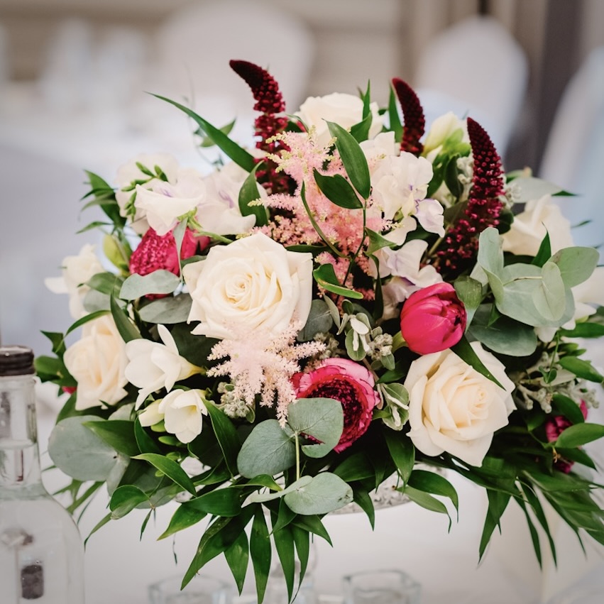 Table centrepieces oozing lush colours for a statement 💛
#WeddingCeremony #CeremonyFlowers #WeddingFlowers #WeddingFlorist #Hertfordshire #HemelHempstead #MaplesFlowers